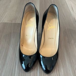 Black patent leather pumps